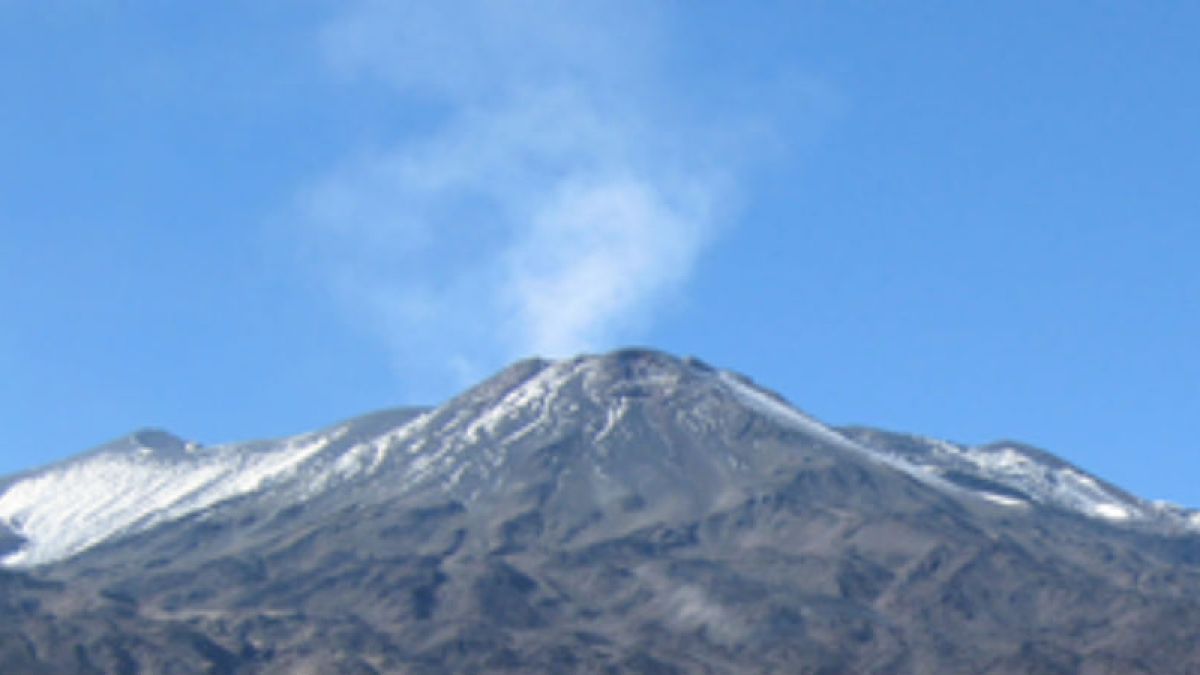 Sernageomin vigila muy de cerca la actividad del volcán Tupungatito, ubicado en la cordillera de los Andes en la frontera de Argentina y Chile a 8 km al sudoeste del Tupungato, el cual entre las 03:06 y 04:00 horas de este viernes ha registrado un disparo sísmico, llegando a los 42 eventos volcano-tectónicos (sismicidad asociada a fracturamiento de roca).