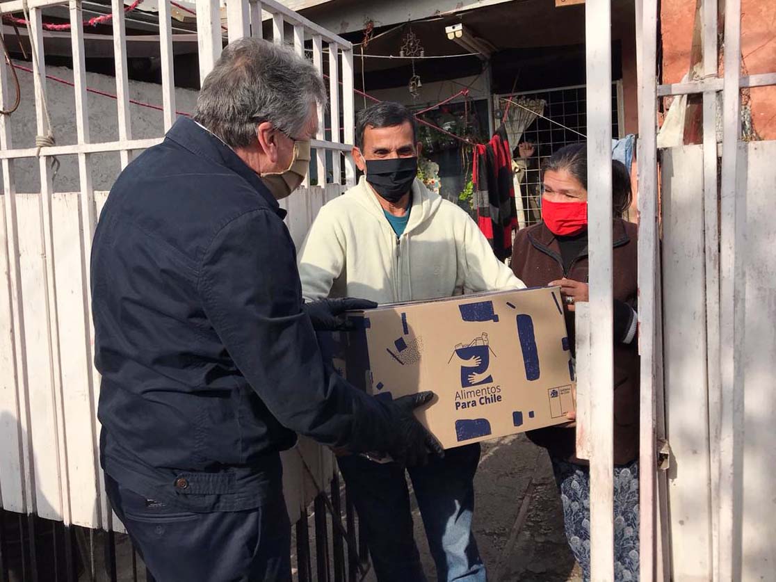 Ministro De Defensa Reparte Cajas De "alimentos Para Chile" En La Pintana