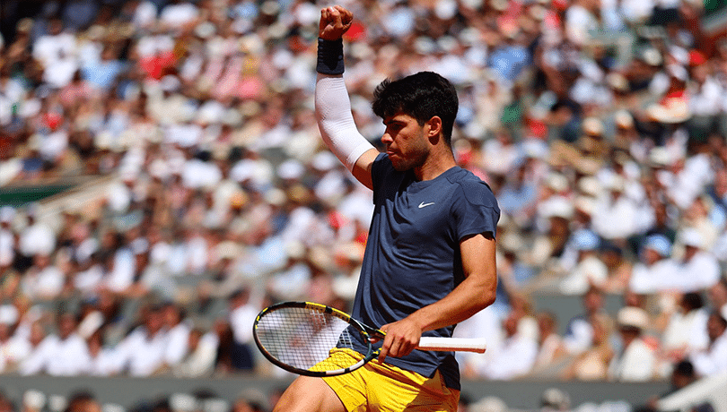 Carlos Alcaraz celebra punto obtenido en Roland Garros.